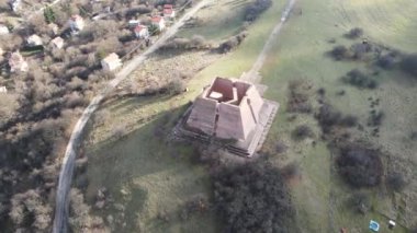 1885 Sırp-Bulgar Savaşı 'nda hayatını kaybeden askerlere adanmış Pantheon Ana Bulgaristan' ın hava manzarası, Bulgaristan 'ın Gurgulyat köyü
