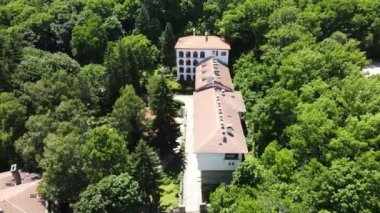 Bulgaristan 'ın Vitosha dağındaki Ortodoks Dragalevtsi manastırının havadan yaz manzarası