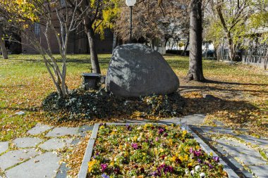 SOFYA, BULGARIA - 11 Kasım 2021: Bulgaristan 'ın başkenti Sofya' da Ivan Vazov 'un mezarının sonbahar manzarası