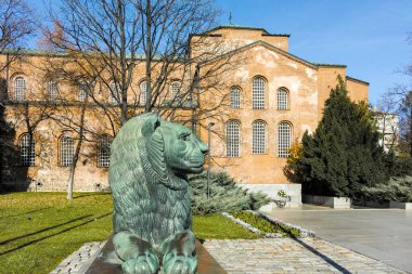 SOFYA, BULGARIA - 11 Kasım 2021: Bulgaristan 'ın Sofya kentindeki Saint Sofia kilisesinin sonbahar manzarası