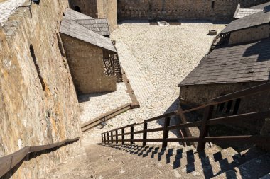 SMEDEREVO, SERBIA - 12 Ağustos 2019: Sırbistan 'ın Smederevo kentindeki Tuna Nehri kıyısındaki Kale Harabeleri