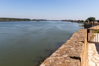 SMEDEREVO, SERBIA - 12 Ağustos 2019: Sırbistan 'ın Smederevo kentindeki Tuna Nehri kıyısındaki Kale Harabeleri