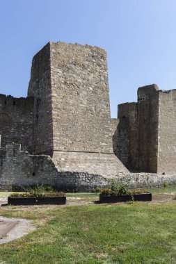 SMEDEREVO, SERBIA - 12 Ağustos 2019: Sırbistan 'ın Smederevo kentindeki Tuna Nehri kıyısındaki Kale Harabeleri