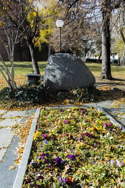 ソフィア ブルガリア 2021年11月11日 ブルガリアのソフィア中心部にあるイワン ヴァゾフの墓の秋の景色 — ストック写真