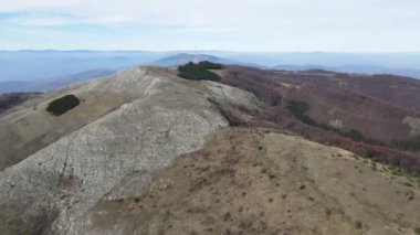 Bulgaristan 'ın Kyustendil Bölgesi' nin Viden Tepesi yakınlarındaki Konyavska dağının hava sonbahar günbatımı manzarası
