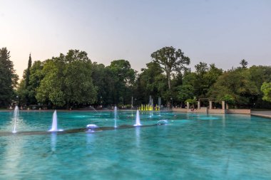 PLOVDIV, BULGARIA - 9 Ağustos 2021: Bulgaristan 'ın Filibe kentindeki Çar Simeon Bahçesindeki Şarkı Söyleyen Çeşmelerin Günbatımı Manzarası