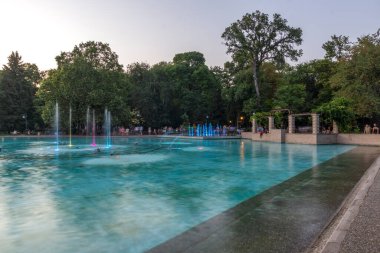 PLOVDIV, BULGARIA - 9 Ağustos 2021: Bulgaristan 'ın Filibe kentindeki Çar Simeon Bahçesindeki Şarkı Söyleyen Çeşmelerin Günbatımı Manzarası