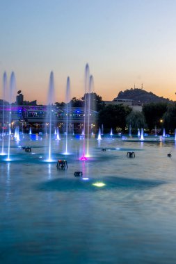 PLOVDIV, BULGARIA - 9 Ağustos 2021: Bulgaristan 'ın Filibe kentindeki Çar Simeon Bahçesindeki Şarkı Söyleyen Çeşmelerin Günbatımı Manzarası