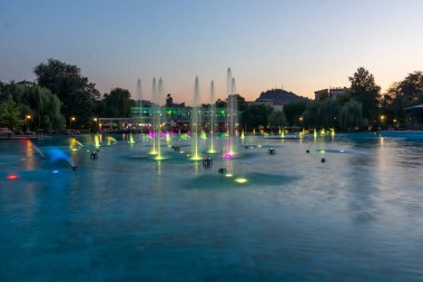 PLOVDIV, BULGARIA - 9 Ağustos 2021: Bulgaristan 'ın Filibe kentindeki Çar Simeon Bahçesindeki Şarkı Söyleyen Çeşmelerin Günbatımı Manzarası