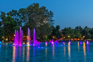 PLOVDIV, BULGARIA - 9 Ağustos 2021: Bulgaristan 'ın Filibe kentindeki Çar Simeon Bahçesindeki Şarkı Söyleyen Çeşmelerin Günbatımı Manzarası