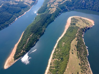 Bulgaristan 'ın Kardzhali Barajı' ndaki Arda Nehri 'nin şaşırtıcı hava manzarası