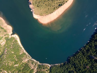 Bulgaristan 'ın Kardzhali Barajı' ndaki Arda Nehri 'nin şaşırtıcı hava manzarası