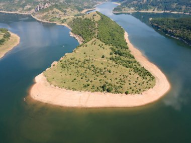 Bulgaristan 'ın Kardzhali Barajı' ndaki Arda Nehri 'nin şaşırtıcı hava manzarası