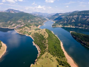Bulgaristan 'ın Kardzhali Barajı' ndaki Arda Nehri 'nin şaşırtıcı hava manzarası