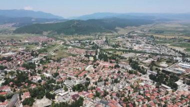 Bulgaristan 'ın Pazardzhik bölgesinin Velingrad kentinde bulunan ünlü spa beldesinin hava manzarası