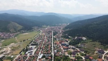 Bulgaristan 'ın Pazardzhik bölgesinin Velingrad kentinde bulunan ünlü spa beldesinin hava manzarası