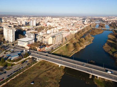 Bulgaristan 'ın Filibe kenti Maritsa nehri ve panoramasının şaşırtıcı hava manzarası
