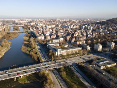 Bulgaristan 'ın Filibe kenti Maritsa nehri ve panoramasının şaşırtıcı hava manzarası