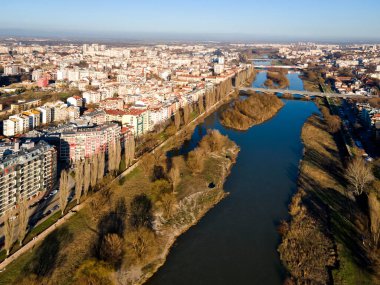 Bulgaristan 'ın Filibe kenti Maritsa nehri ve panoramasının şaşırtıcı hava manzarası