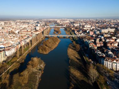 Bulgaristan 'ın Filibe kenti Maritsa nehri ve panoramasının şaşırtıcı hava manzarası