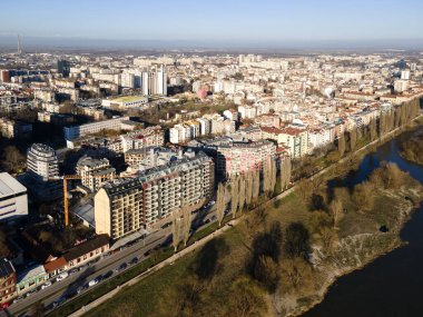 Bulgaristan 'ın Filibe kenti Maritsa nehri ve panoramasının şaşırtıcı hava manzarası