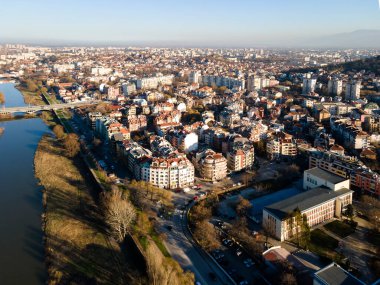 Bulgaristan 'ın Filibe kenti Maritsa nehri ve panoramasının şaşırtıcı hava manzarası
