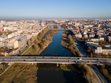 Bulgaristan 'ın Filibe kenti Maritsa nehri ve panoramasının şaşırtıcı hava manzarası