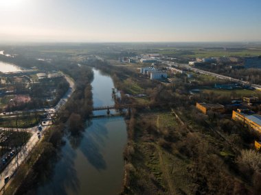 Bulgaristan 'ın Filibe kenti Maritsa nehri ve panoramasının şaşırtıcı hava manzarası