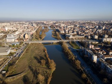 Bulgaristan 'ın Filibe kenti Maritsa nehri ve panoramasının şaşırtıcı hava manzarası