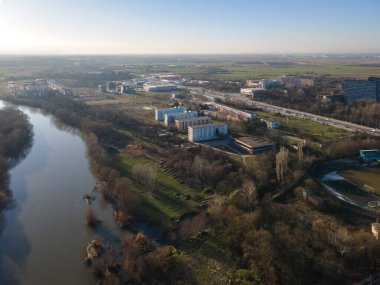 Bulgaristan 'ın Filibe kenti Maritsa nehri ve panoramasının şaşırtıcı hava manzarası