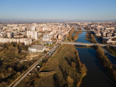 Bulgaristan 'ın Filibe kenti Maritsa nehri ve panoramasının şaşırtıcı hava manzarası