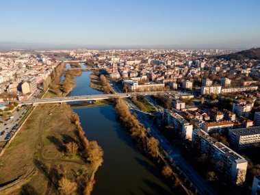 Bulgaristan 'ın Filibe kenti Maritsa nehri ve panoramasının şaşırtıcı hava manzarası