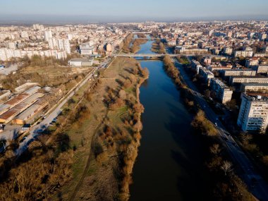 Bulgaristan 'ın Filibe kenti Maritsa nehri ve panoramasının şaşırtıcı hava manzarası