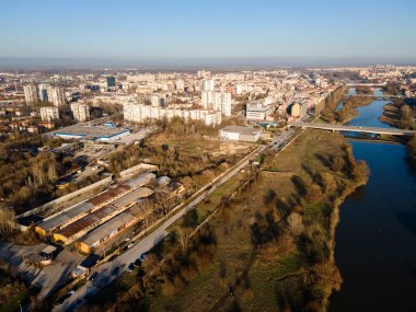 Bulgaristan 'ın Filibe kenti Maritsa nehri ve panoramasının şaşırtıcı hava manzarası
