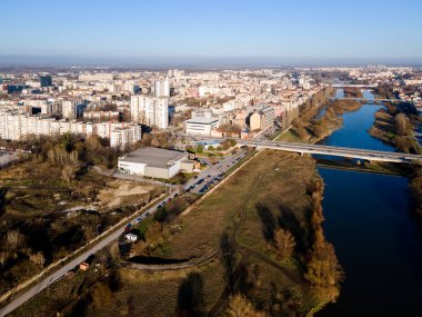 Bulgaristan 'ın Filibe kenti Maritsa nehri ve panoramasının şaşırtıcı hava manzarası