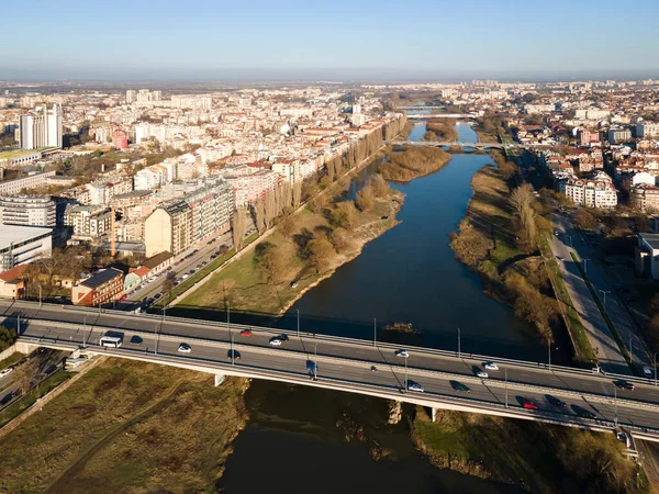 Bulgaristan 'ın Filibe kenti Maritsa nehri ve panoramasının şaşırtıcı hava manzarası