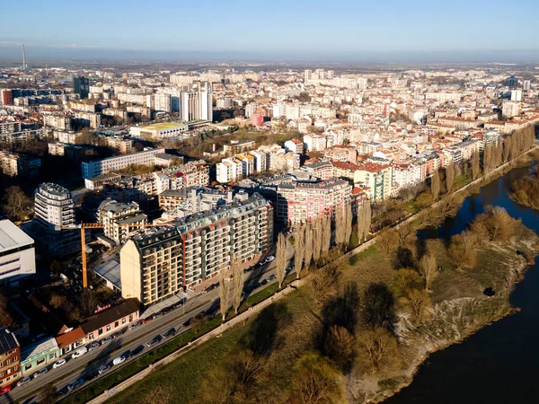 Bulgaristan 'ın Filibe kenti Maritsa nehri ve panoramasının şaşırtıcı hava manzarası