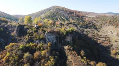 Bulgaristan 'ın Kyustendil Bölgesi, Zemen Dağı' ndaki Polska Skakavitsa şelalesinin sonbahar manzarası