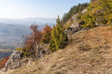 Bulgaristan 'ın Pernik Bölgesi, Kamenititsa zirvesi yakınlarındaki Erul dağının şaşırtıcı sonbahar manzarası