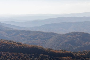 Bulgaristan 'ın Pernik Bölgesi, Kamenititsa zirvesi yakınlarındaki Erul dağının şaşırtıcı sonbahar manzarası