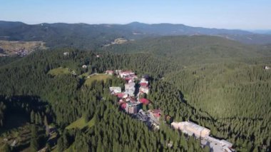 Bulgaristan 'ın Smolyan bölgesinin Pamporovo kentindeki ünlü kayak merkezinin yaz havası manzarası