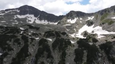 Banderishki Chukar zirvesinin şaşırtıcı hava manzarası, Pirin Dağı, Bulgaristan