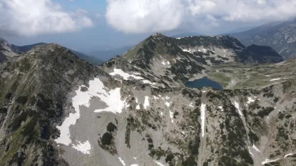 保加利亚皮林山穆拉托夫峰和弗拉希尼湖惊人的空中景观 — 图库视频影像