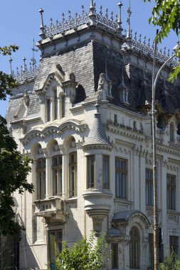 BUCHAREST, ROMANIA - 17 Ağustos 2021: Romanya 'nın Bükreş kentinin merkezinde tipik cadde ve bina