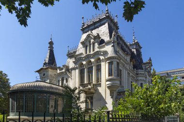 BUCHAREST, ROMANIA - 17 Ağustos 2021: Romanya 'nın Bükreş kentinin merkezinde tipik cadde ve bina