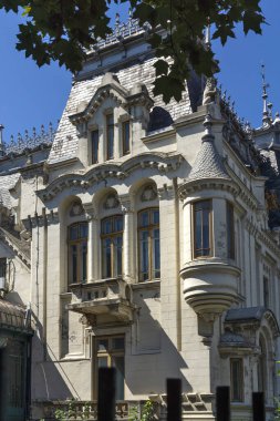 BUCHAREST, ROMANIA - 17 Ağustos 2021: Romanya 'nın Bükreş kentinin merkezinde tipik cadde ve bina