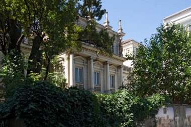 BUCHAREST, ROMANIA - 17 Ağustos 2021: Romanya 'nın Bükreş kentinin merkezinde tipik cadde ve bina