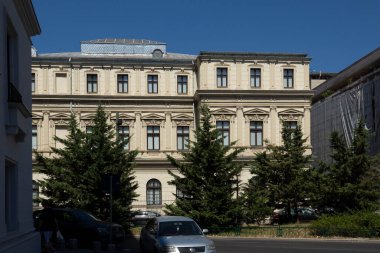 BUCHAREST, ROMANIA - 17 Ağustos 2021: Romanya 'nın Bükreş kentinin merkezinde tipik cadde ve bina