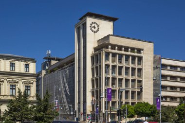 BUCHAREST, ROMANIA - 17 Ağustos 2021: Romanya 'nın Bükreş kentinin merkezinde tipik cadde ve bina