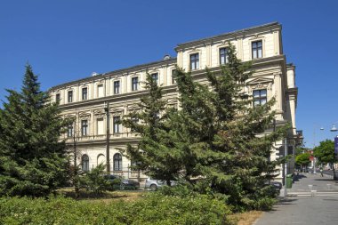 BUCHAREST, ROMANIA - 17 Ağustos 2021: Romanya 'nın Bükreş kentinin merkezinde tipik cadde ve bina